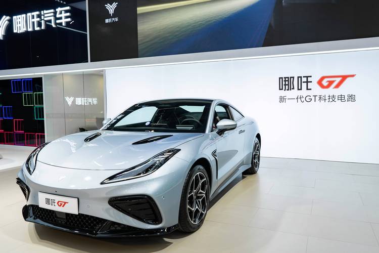 佛山132哪吒汽车在智能汽车领域的表现，领途汽车在新能源汽车市场中的影响力